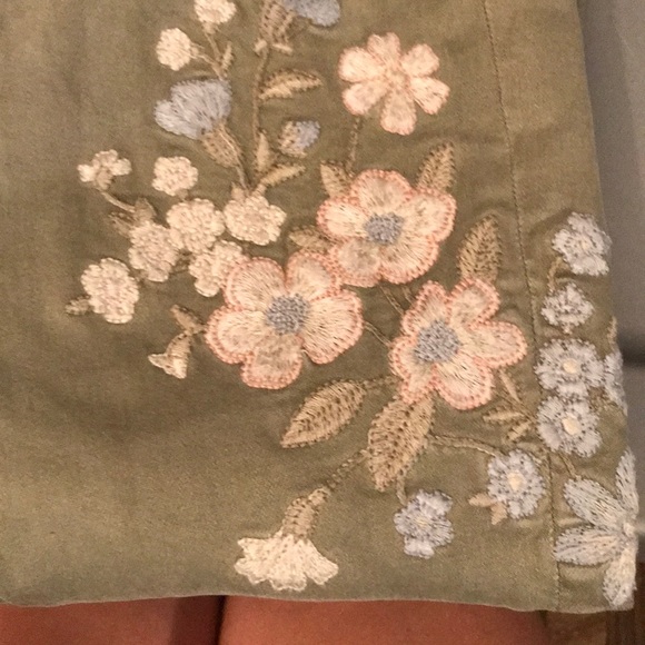 Embroidered Cropped Jeggings - Picture 3 of 5